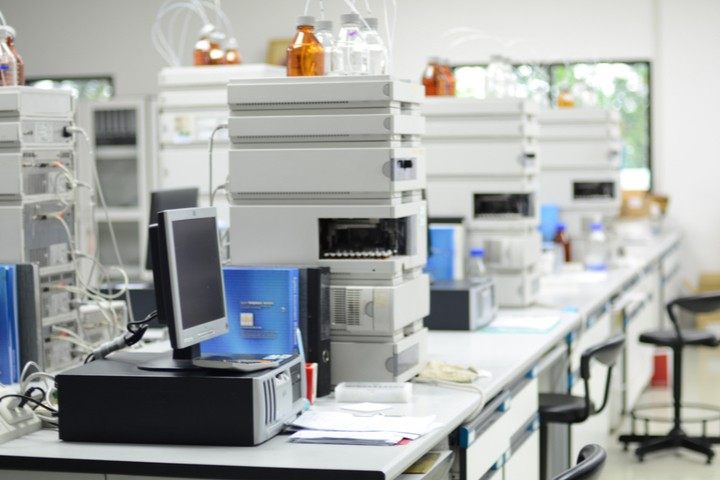 Liquid handler pipetting into a microplate